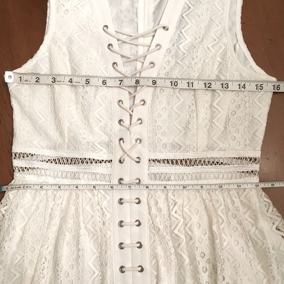 BEAUTIFULLY DETAILED LACE DRESS - Picture 6 of 7